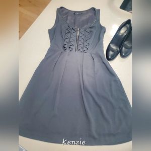KENSIE Belle robe de longueur midi sans manche avec jolis détails à l'encolure